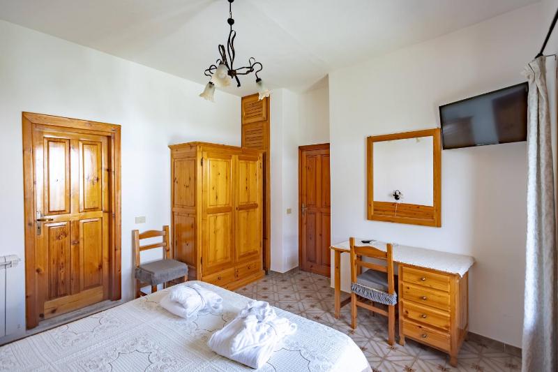 Double Room image 3