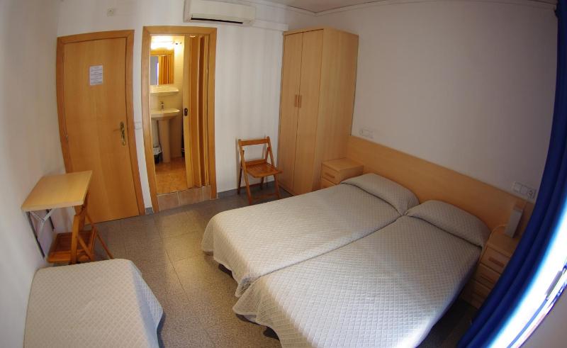 Triple Room with Balcony image 2