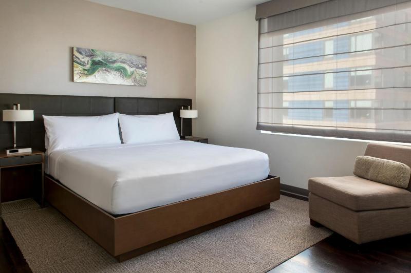 Traditional King, Guest room, 1 King image 3