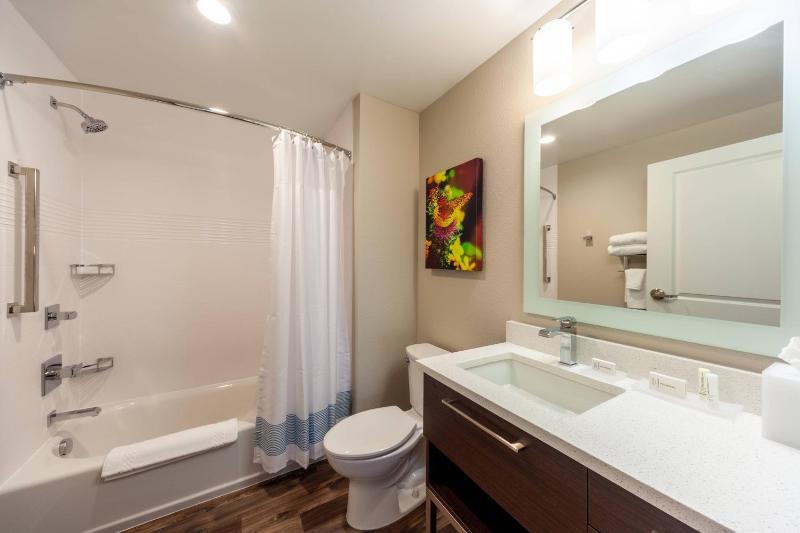 Studio with Two Queen Beds and Adapted Tub - Mobility and Hearing Accessible image 3