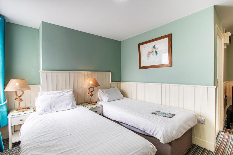 Standard Twin Room image 1