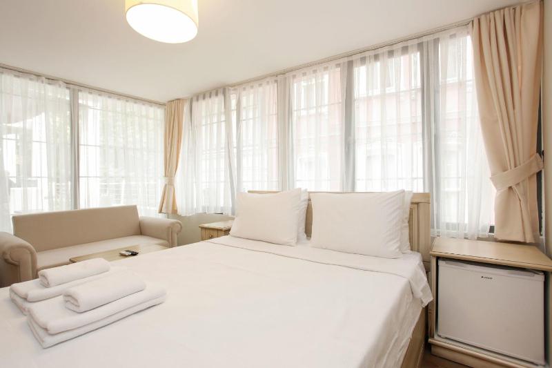 Double Room with Terrace image 2