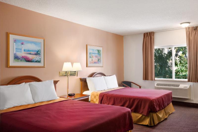 Queen Room with Two Queen Beds - Non-Smoking image 2