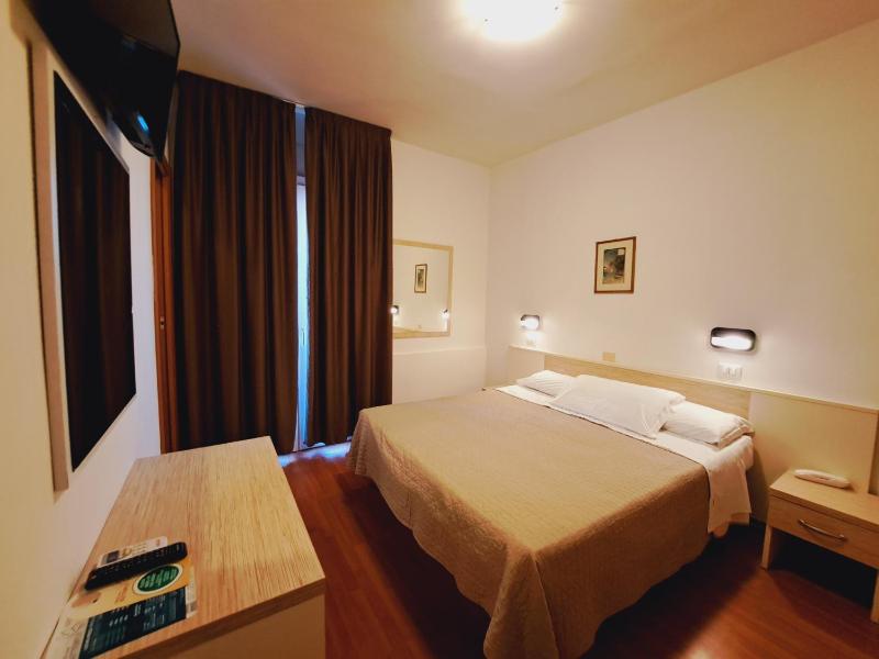 Double Room image 4