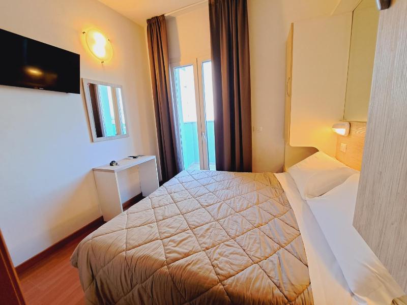Standard Double Room image 3