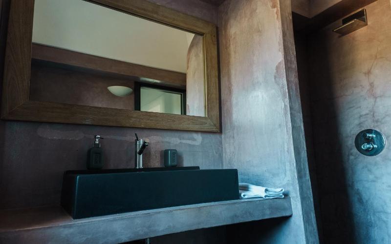 Deluxe Suite with Sea View image 3