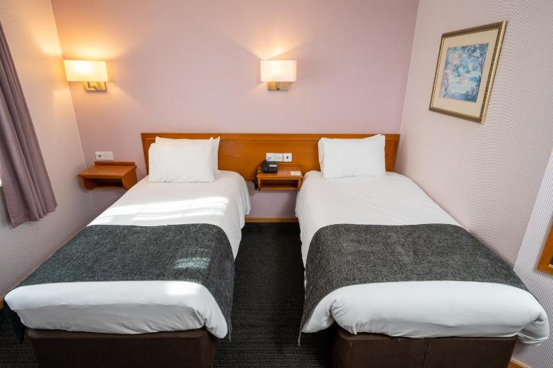 Twin Room image 3