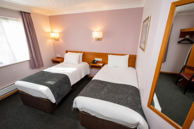 Twin Room image 4