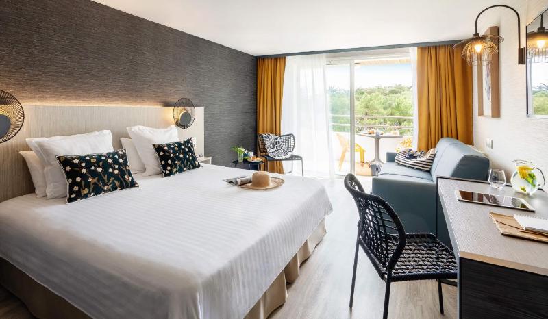 Privilege Room with Balcony image 4