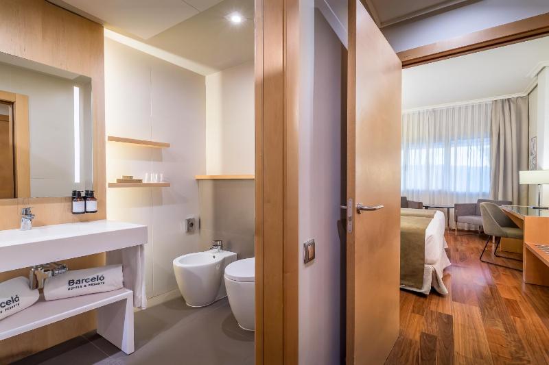 Superior Double or Twin Room with City View image 2