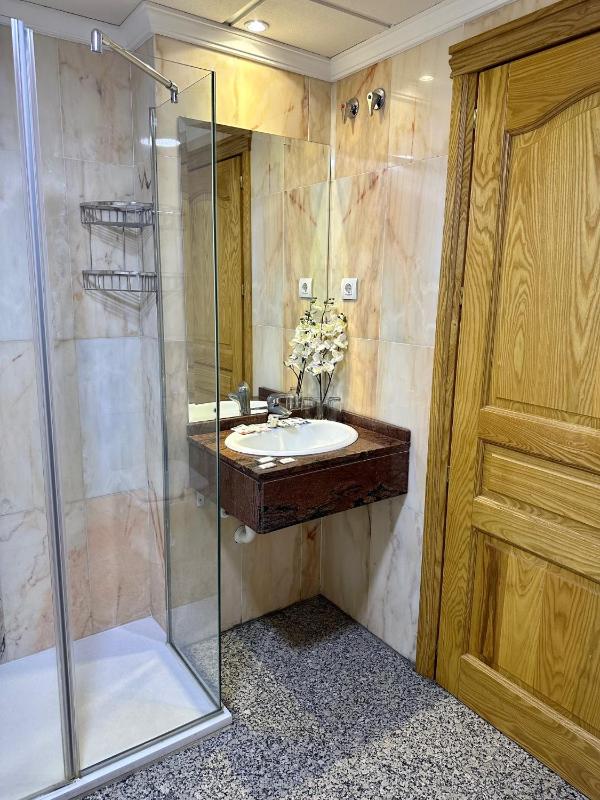 Single Room image 4