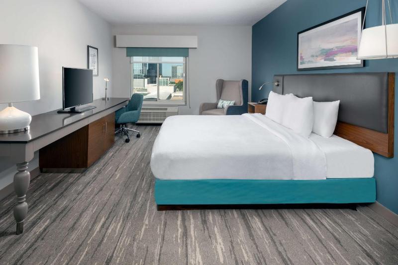One-Bedroom King Suite with Sofa Bed image 4