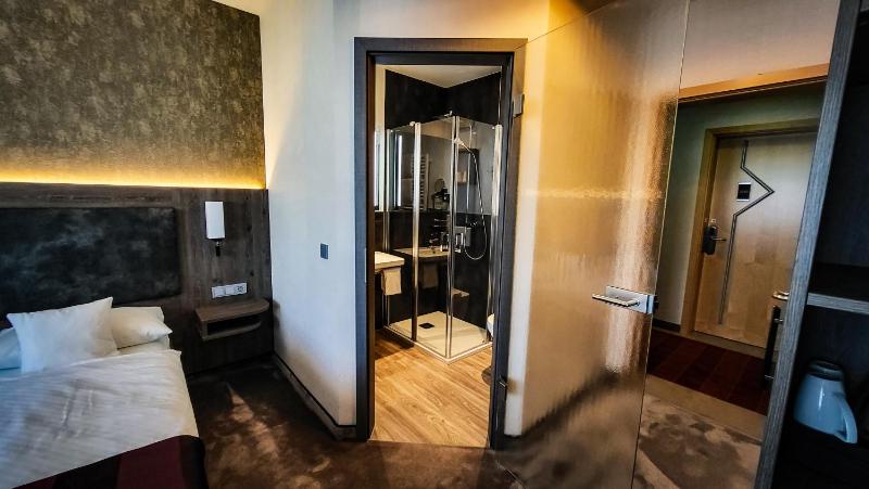 Standard Single Room image 3