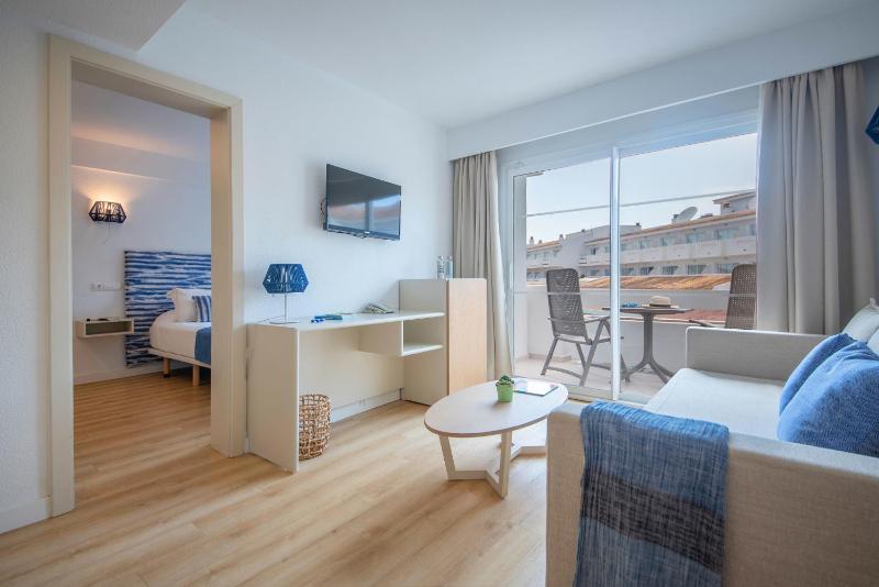 Junior Suite with Balcony image 4