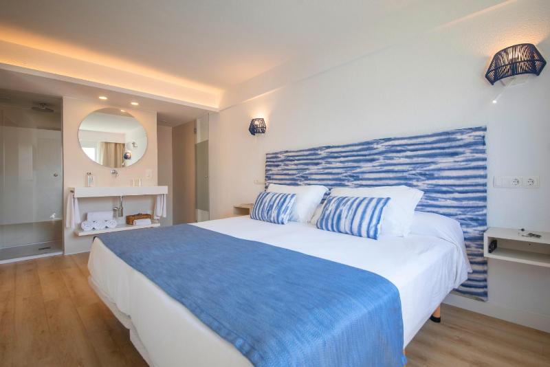Junior Suite with Balcony image 1