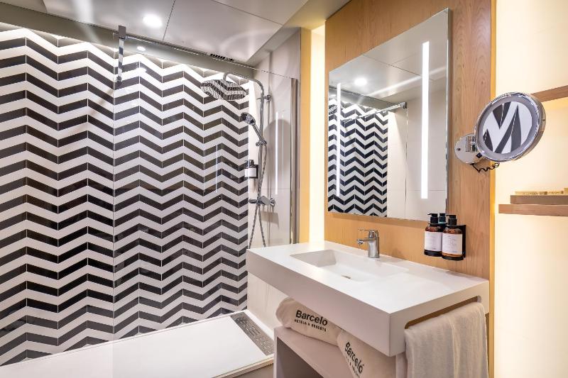 Superior Double or Twin Room image 4