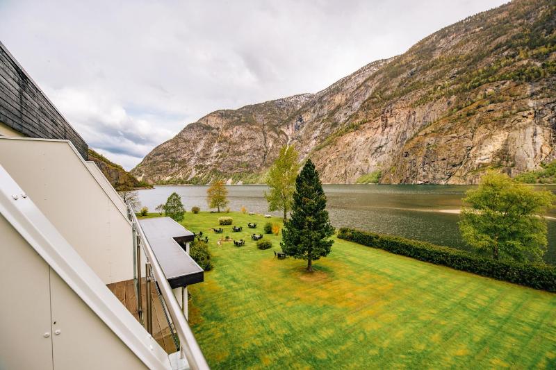 Deluxe Double Room with Balcony and Sea View image 3