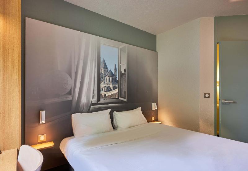 Standard Double Room image 3
