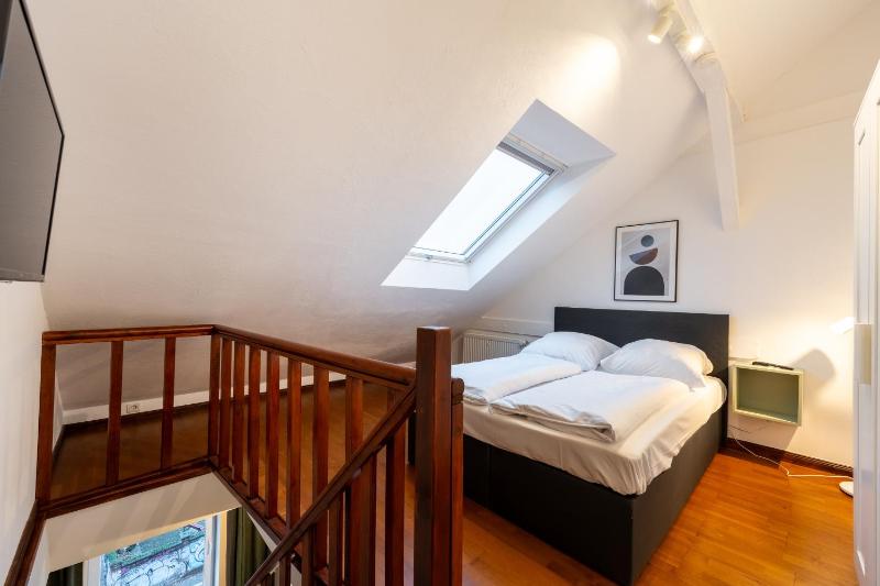 Studio - Split Level image 4