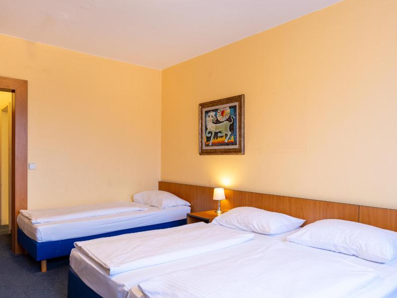 Standard Triple Room image 3
