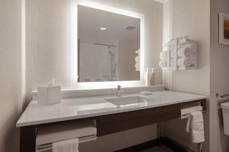 King Room with Tub - Mobility Access image 1