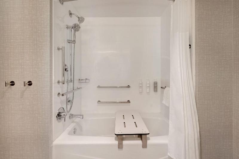 Queen Room with Two Queen Beds and Bath Tub - Mobility Access image 4