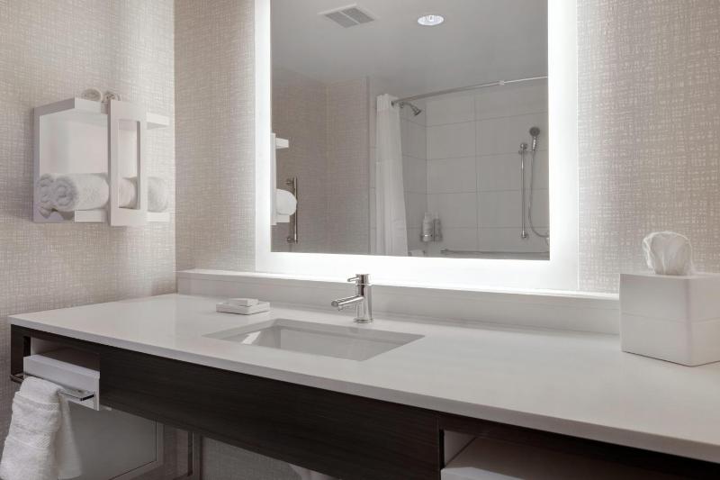 Queen Room with Two Queen Beds and Bath Tub - Mobility Access image 2