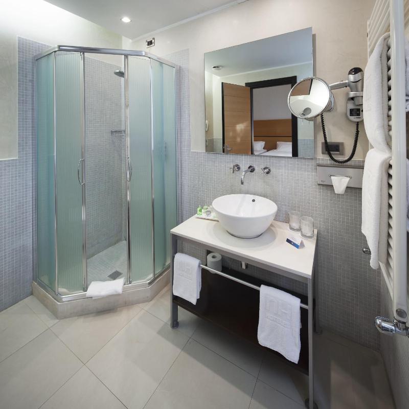 Standard Triple Room image 3