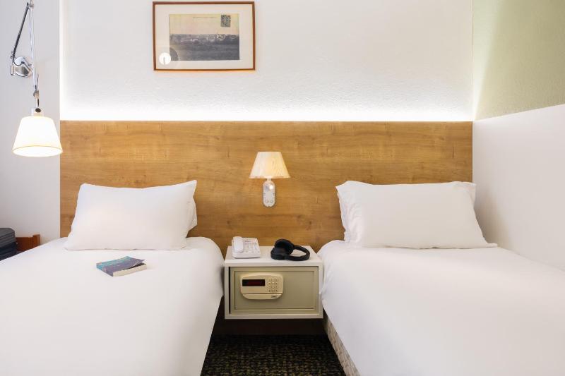 Standard Twin Room image 3