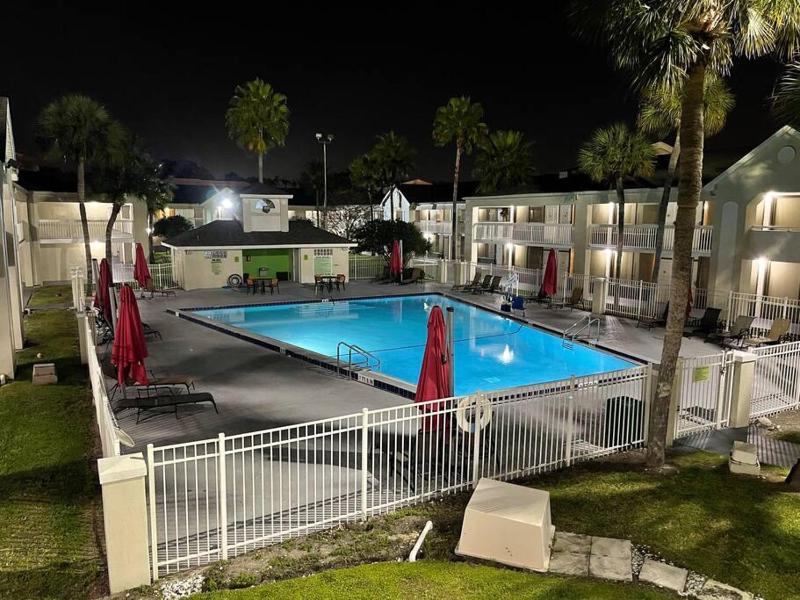 Cozy hotel with Super location near Disney - image 25