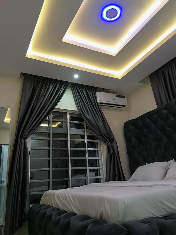 JKA 2-BEDROOM-Apt 24HRS POWER Unlimited WIFI  GARDEN PATIO AREAFREE DAILY HOUSEKEEPING - image 2