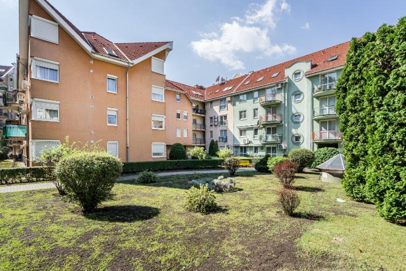 Beautiful three bedrooms apartment with free parking close to the Danube Coast - image 3