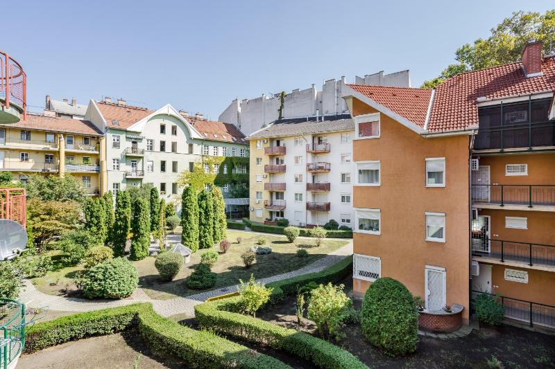 Beautiful three bedrooms apartment with free parking close to the Danube Coast - image 8