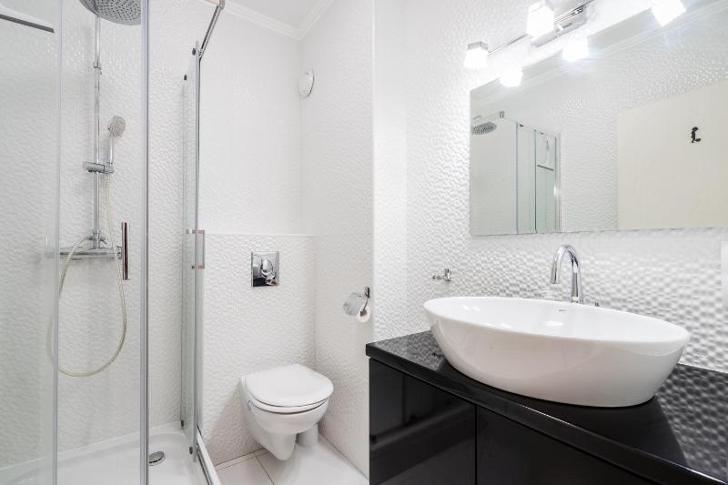 Beautiful three bedrooms apartment with free parking close to the Danube Coast - image 11