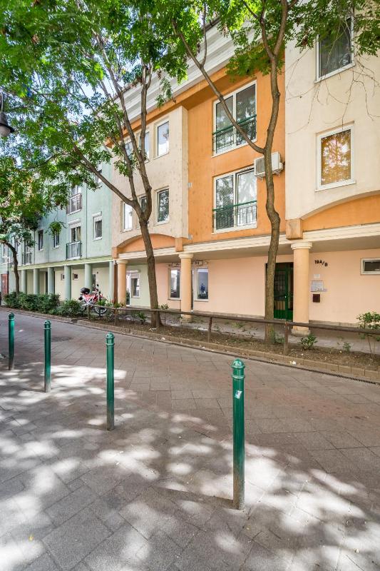 Beautiful three bedrooms apartment with free parking close to the Danube Coast - image 5