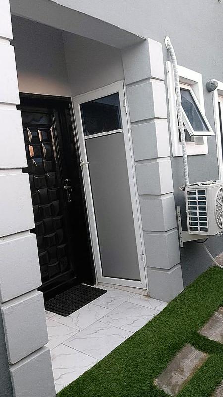 JKA 2-BEDROOM-Apt 24HRS POWER Unlimited WIFI  GARDEN PATIO AREAFREE DAILY HOUSEKEEPING - image 9