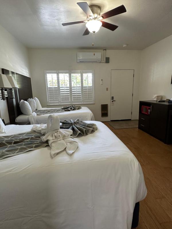 Double Room with Two Double Beds image 2