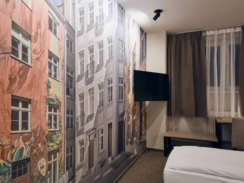 Quadruple Room image 2
