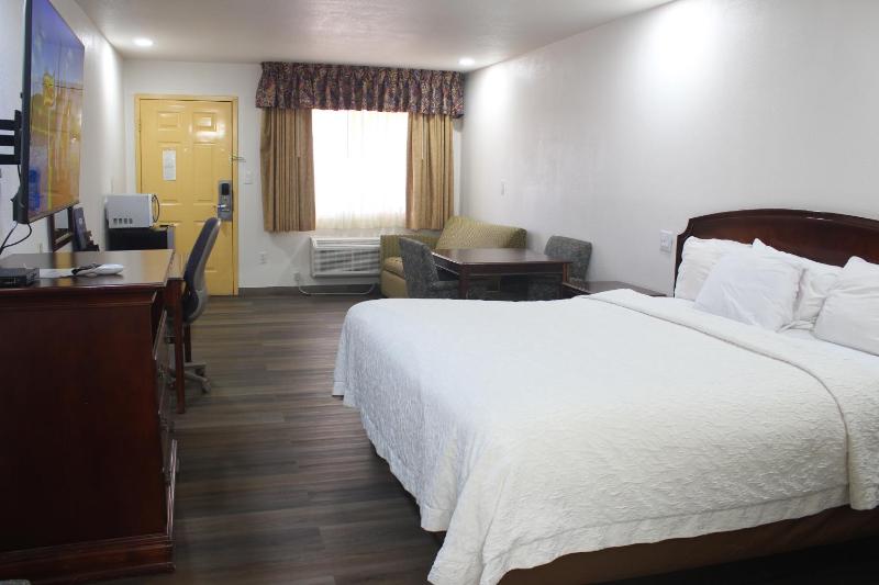 King Room - Accessible/Non-Smoking image 4