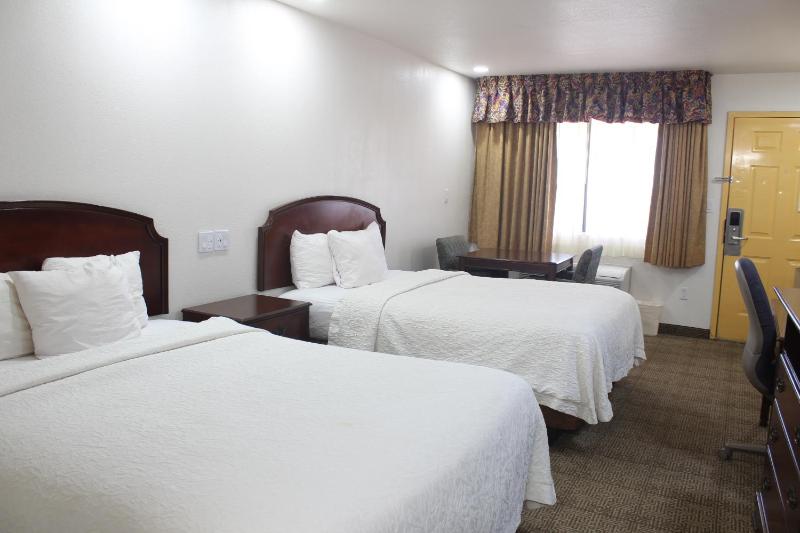 Standard Queen Room with Two Queen Beds image 4