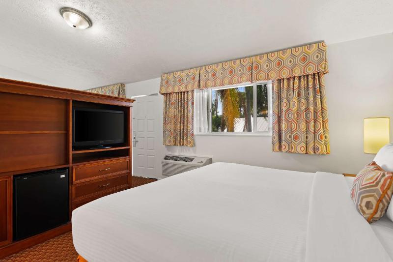 King Suite with Sofa Bed - Non-Smoking image 3
