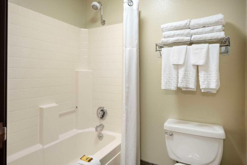 Standard Queen Room image 4