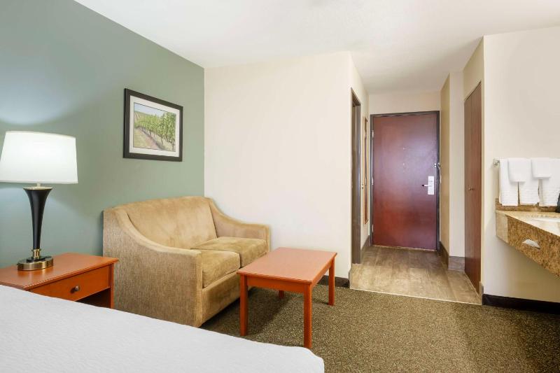 Queen Room image 4