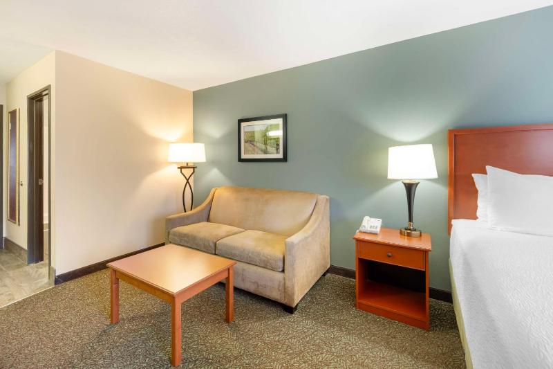 Standard Queen Room image 3