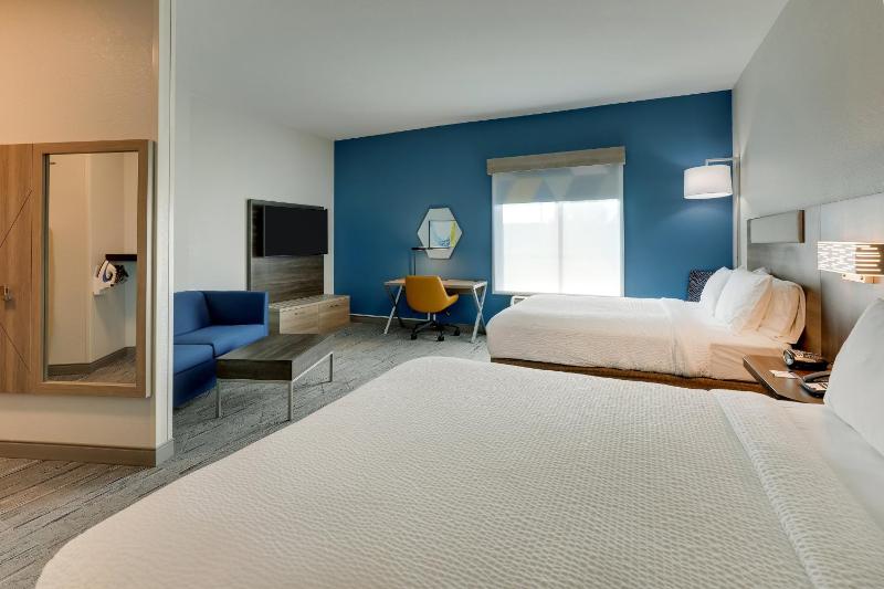 Standard Queen Room with Two Queen Beds image 4