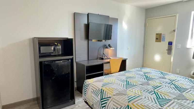 Queen Room - Disability Access - Non-Smoking image 3