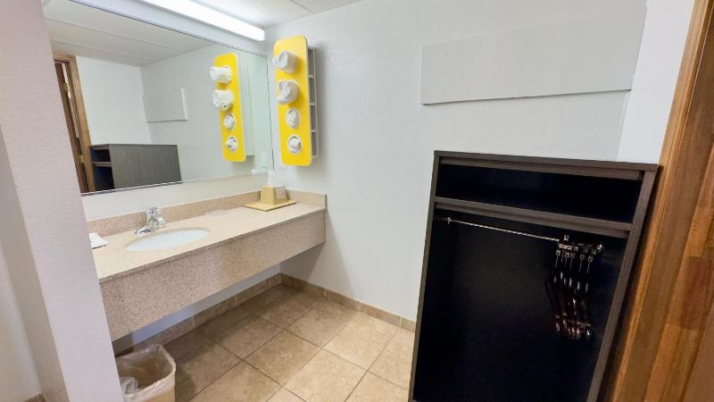 Queen Room - Disability Access - Non-Smoking image 2