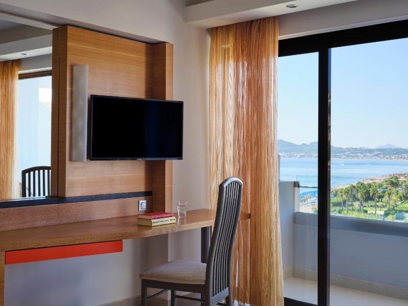 Double or Twin Room with Side Sea View image 4