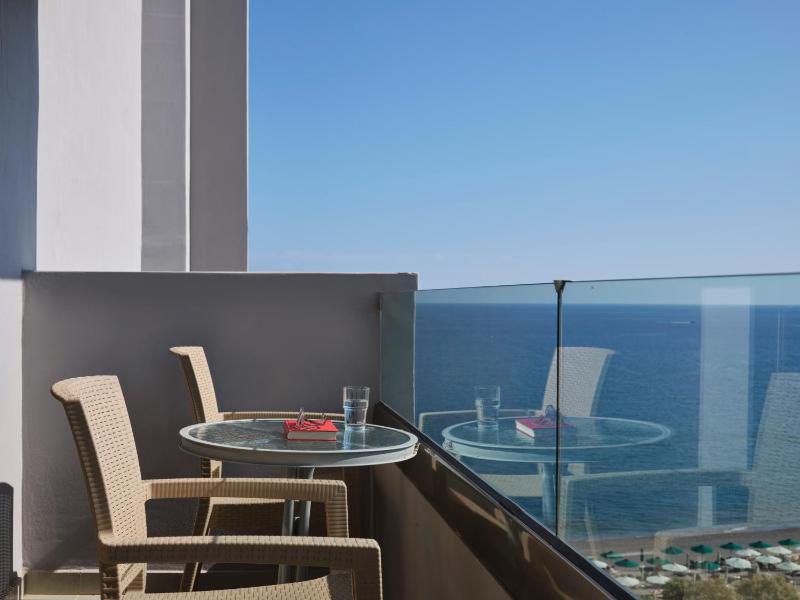 Superior Family Room with Side Sea View image 4
