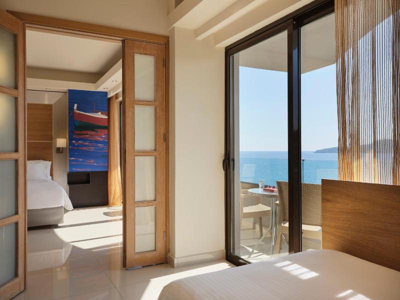 Superior Family Room with Side Sea View image 1